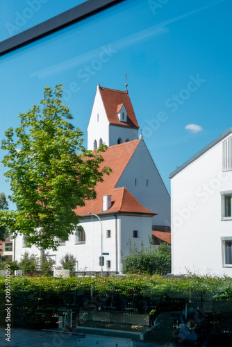 Canvastavla Reflection of Evangelical Lutheran Erloeserkirche church in large modern glass w