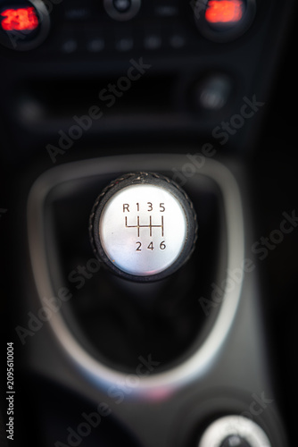 фотографія Top down close up shot of a 6 speed manual gear shift knob inside the modern cen