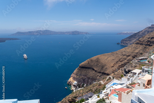 Foto Scenic vista of the volcanic caldera and deep blue Aegean Sea in Santorini, Greece