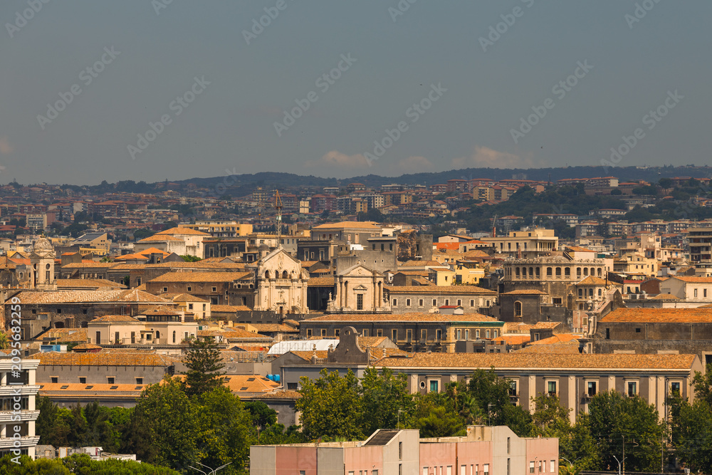 Fototapeta premium Majestic Mount Etna volcano towering over the historic cityscape of Catania, Sicily. A stunning contrast of urban architecture and dramatic natural landscape.