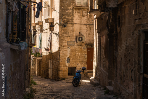 Foto Charming historic streets and architecture of Taranto old town (Citta Vecchia) in Puglia, Italy