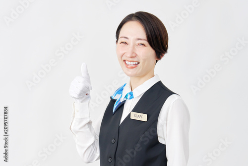 女性スタッフ　受付・バスガイド　グッドサイン　白背景