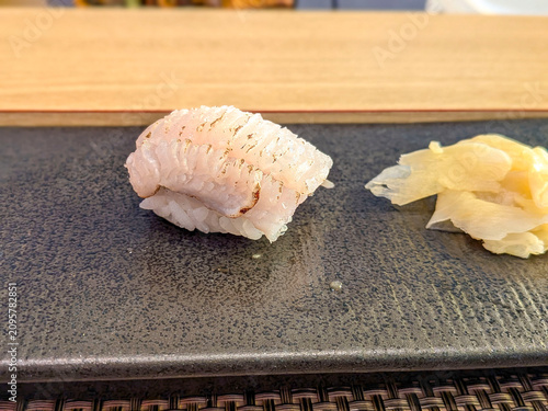 Fotografía 炙り白身魚の握り寿司のクローズアップ
