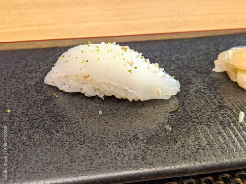 Bild auf Leinwand 薬味を添えた白身魚の握り寿司のクローズアップ