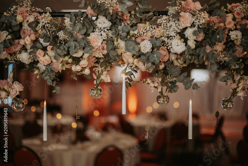 Table d'honneur de mariage avec composition florale suspendue et chandeliers