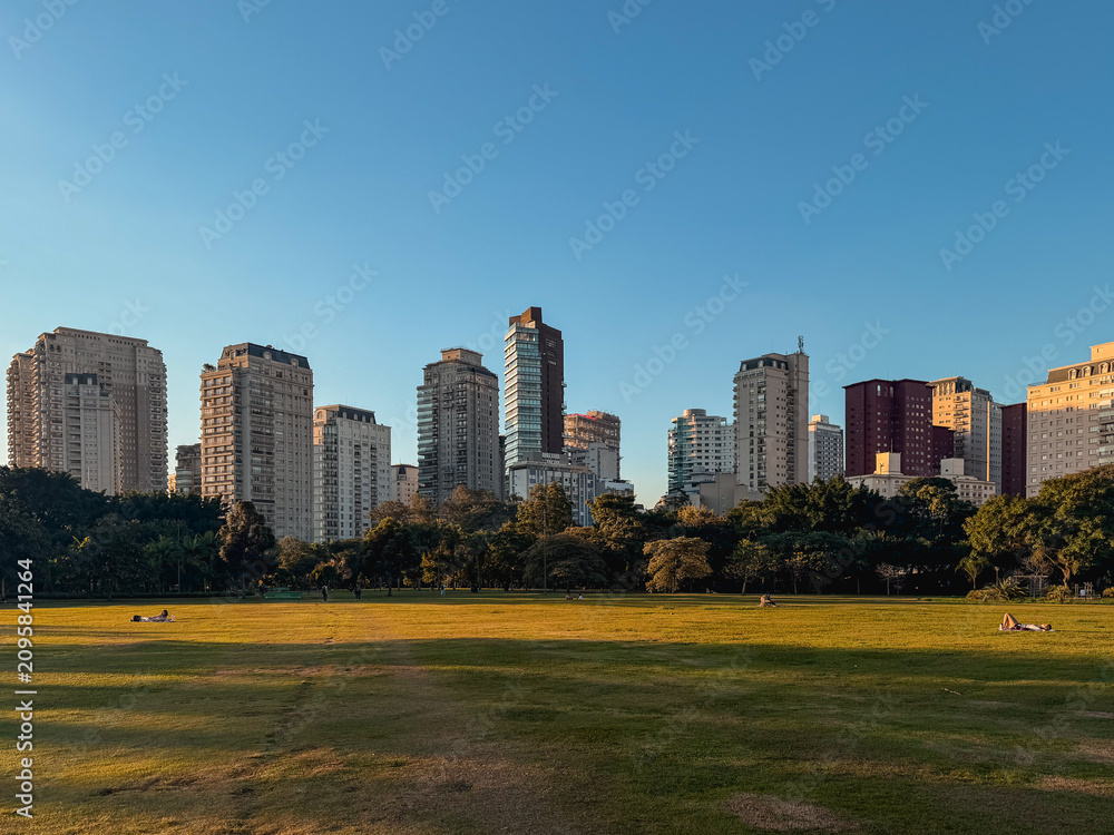 Obraz premium Parque do Povo, Park in Sao Paulo with the modern skyline of Villa Olympia. Sao Paulo, Brazil.