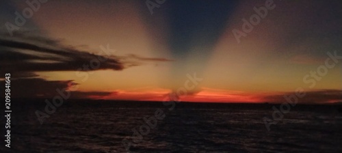 Foto Crepuscular Rays at Sunset over the Ocean in Bangladesh.