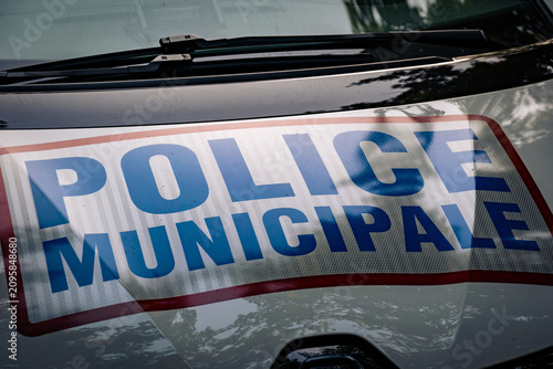 Une signalétique de police Municipale sur le capot d'une voiture de police
