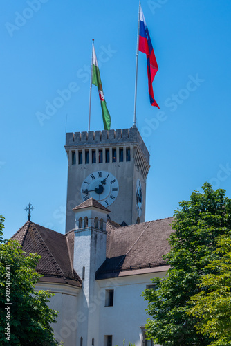 Foto Slovenia: The castle tower topped by the flags of the city of Ljubljana and Slovenia