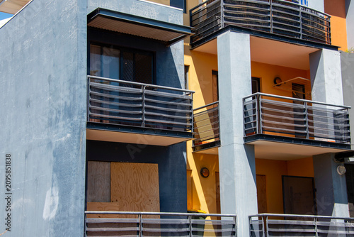 Foto Condemned Apartment Building in the Suburbs