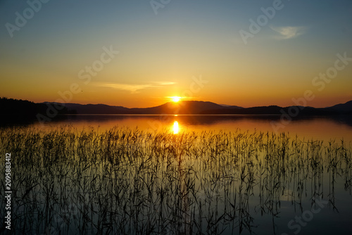 Foto A mesmerizing sunset at Lake Tiberkul
