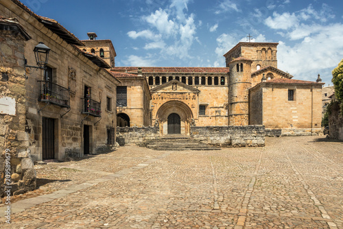 Tableau sur toile View of the square and facade of the Collegiate Church of Santa Juliana, in Santillana del Mar, Cantabria, Spain, on a sunny summer day