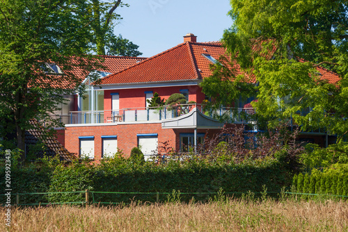 Moderne Wohngebäude im Grünen,  Bad Zwischenahn, Niedersachsen, Deutschland