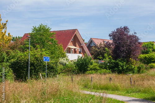 Moderne Wohngebäude im Grünen,  Bad Zwischenahn, Niedersachsen, Deutschland