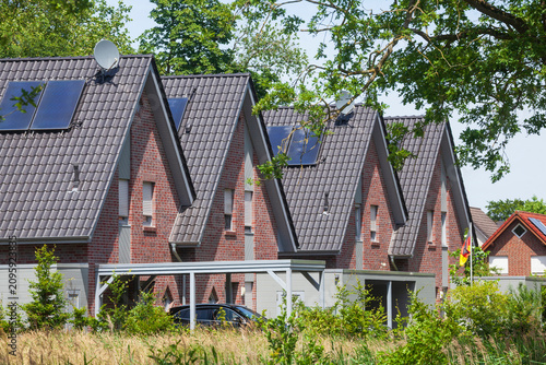 Moderne Wohngebäude im Grünen,  Bad Zwischenahn, Niedersachsen, Deutschland