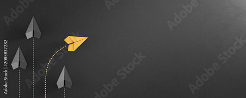 Quadro su tela One yellow Plane Breaks Away From Uniform black Paper Planes