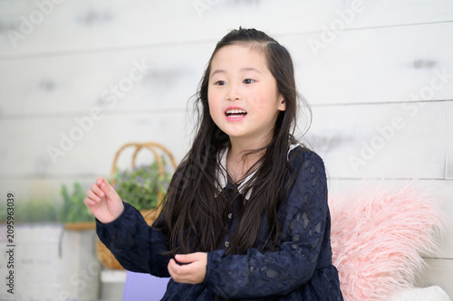 室内で面接の練習をする日本人の女の子
