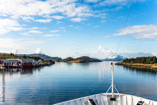 Foto A ship reaches Selsoyvik Trading Post, one of Helgeland?s oldest and most esteem