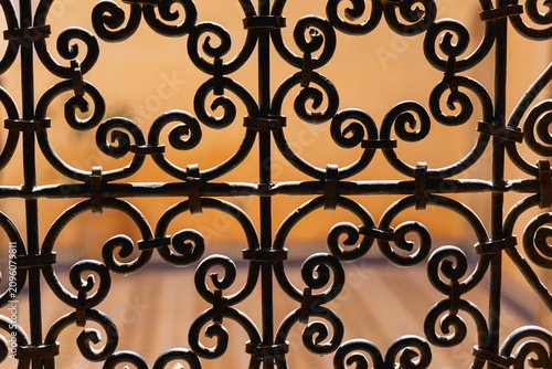 Foto Gros plan sur des grilles de fenêtre avec des motifs en fer forgé