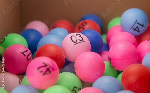 Gros plan sur des boules de tirage au sort pour le loto.