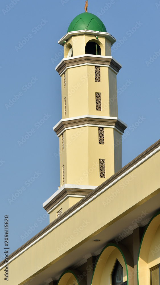 Obraz premium The minaret and the arch windows of a mosque