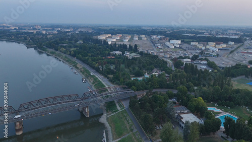 Foto Po river at record low water levels during a severe heatwave, revealing dry rive