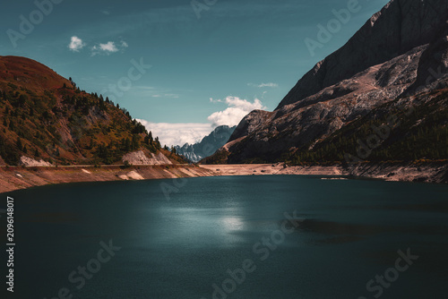 Fotografía Panoramic view of the Fedaia reservoir in the Dolomites, Italy.