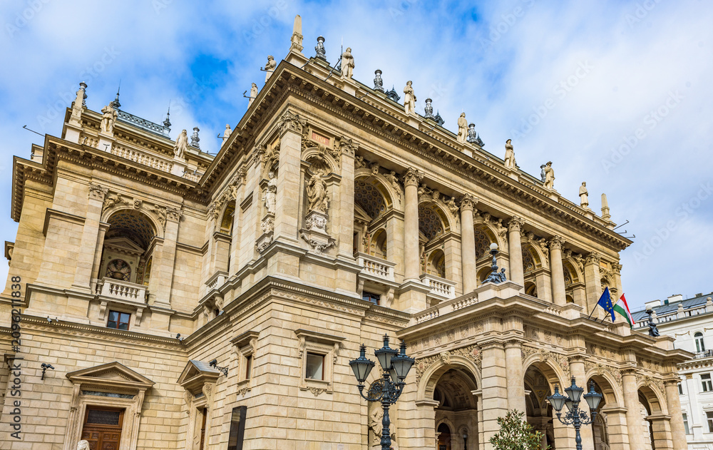 Obraz premium Exterior view of the historic Hungarian State Opera House (Magyar Allami Operahaz) in Budapest. The Neo-Renaissance facade, People walk by on Andrassy Avenue.