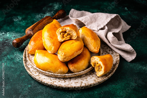 Fotografía Traditional baked pies pirozhki with meat.
