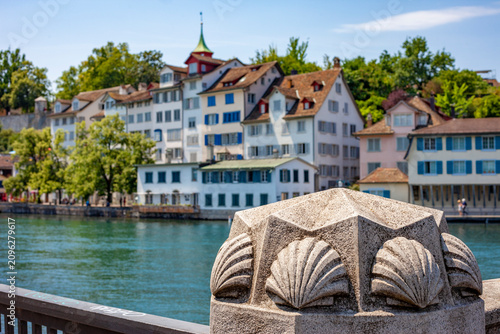 Foto Close up of a decorative stone shell carving on a bridge railing with a blurred
