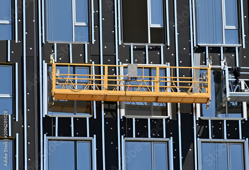 Fotografie Suspended Platform (ZLP) for thermal insulation works