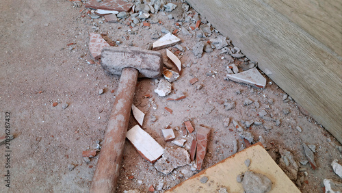 Canvastavla Sledgehammer and broken rubble on the floor of a construction site