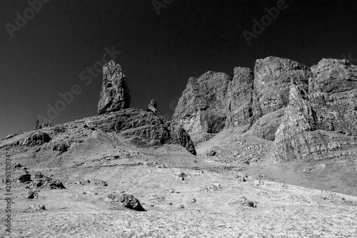 Fotografía Black and white view of the rugged mountains and basalt pinnacles of the Storr and the Old Man of Storr on the Isle of Skye