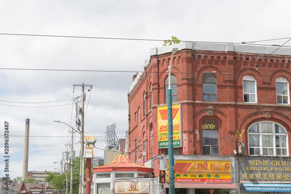 Obraz premium wide view of commercial block and signage outside Phở Hưng Restaurant located at 350 Spadina Av, Toronto