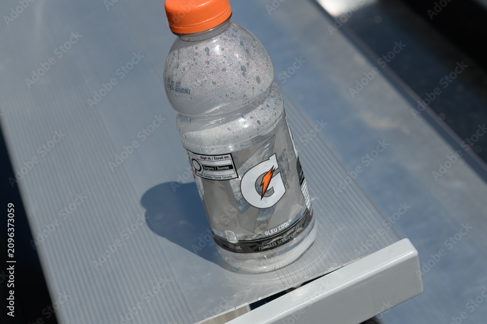 Obraz premium old, discarded Gatorade bottle in the sun, Toronto