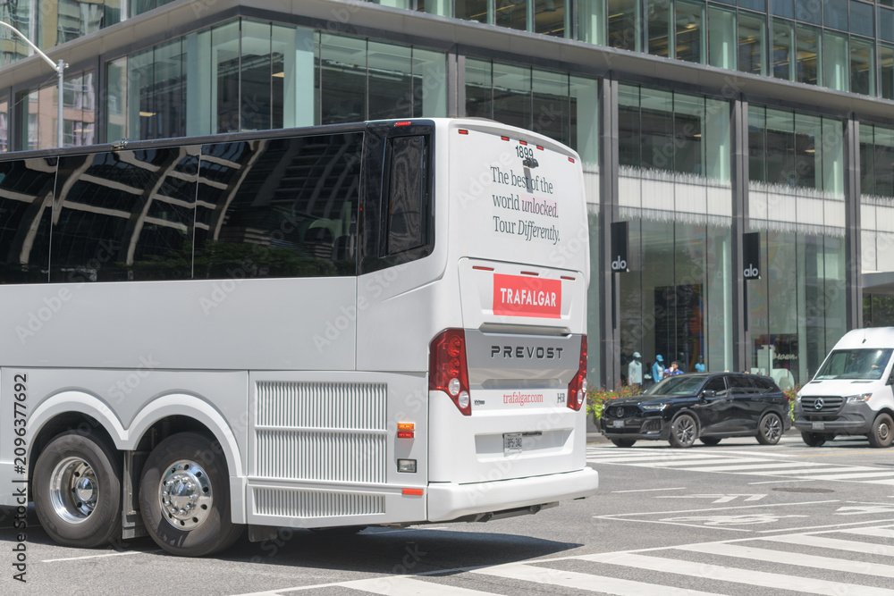 Obraz premium back of a Trafalgar Tours coach at Bay St and Bloor St W, Toronto