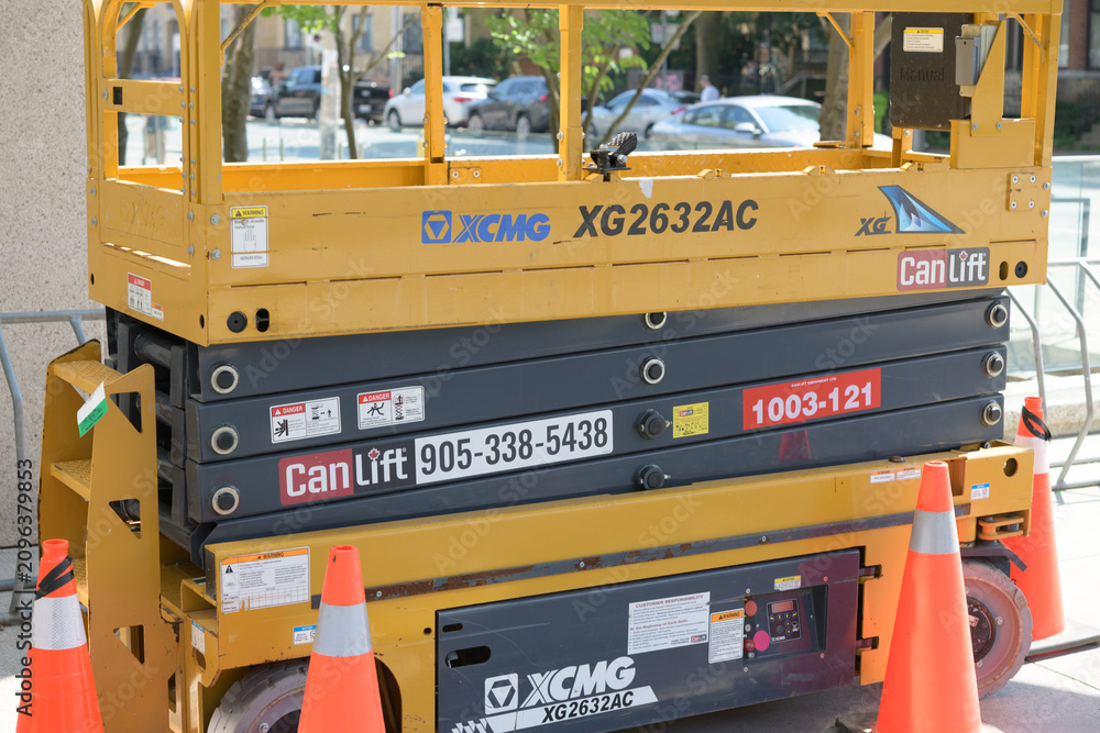 Obraz premium close-up of a XCMG XG2632AC, an electric scissor lift (also called a mobile elevating work platform or MEWP) designed for indoor and outdoor work at heights - Toronto