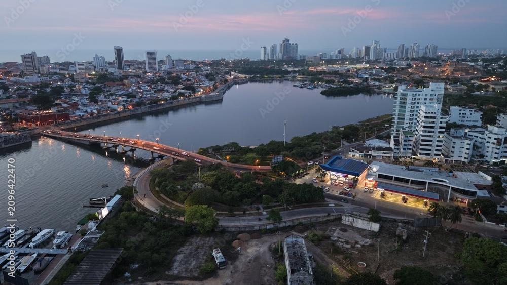 Fototapeta premium Fotos Aéreas de Manga, Fuerte del Pastelillo, Puente Román y Getsemaní | Aerial Photography of Manga District, Pastelillo Fort, Roman Bridge and Getsemani, Colombia.