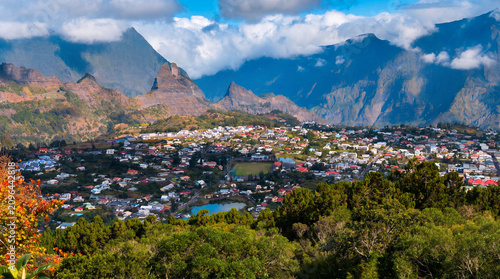 Vue aérienne du village du Cirque de Cilaos, La Réunion.