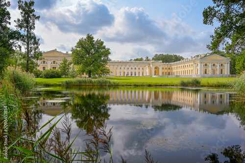 Fotografía Reflection of the classical Alexander Palace in a park pond in the town of Pushk