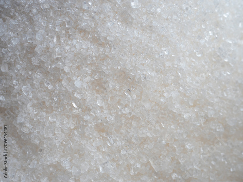 Foto Extreme macro of white granulated sugar crystals showing fine texture and sparkling crystalline structure