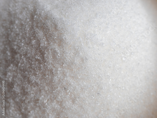 Tableau sur toile Extreme macro of white granulated sugar crystals showing fine texture and sparkling crystalline structure