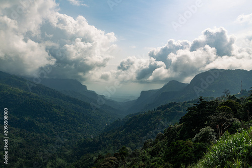 Fotografía Panoramic view of deep mountain valleys and dramatic clouds in Dolosbage, Sri Lanka