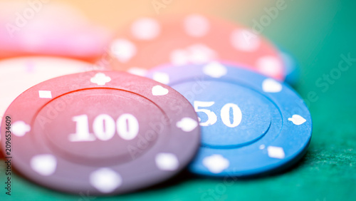 Tableau sur toile Purple poker chip marked '100' sits on green felt