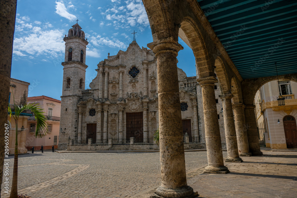 Obraz premium Historic cathedral viewed through stone arcade in cuba