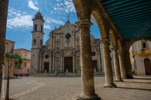 Canvas Print Historic cathedral viewed through stone arcade in cuba