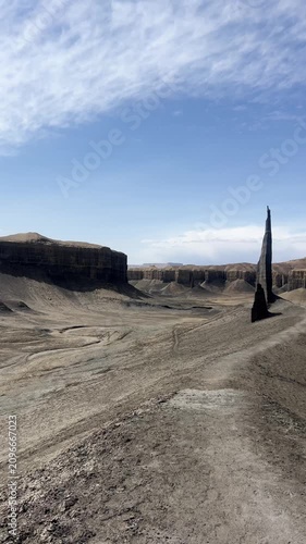 VErtical travel footage Long Dong Silver, Utah. Tourism landmark, dramatic landscape