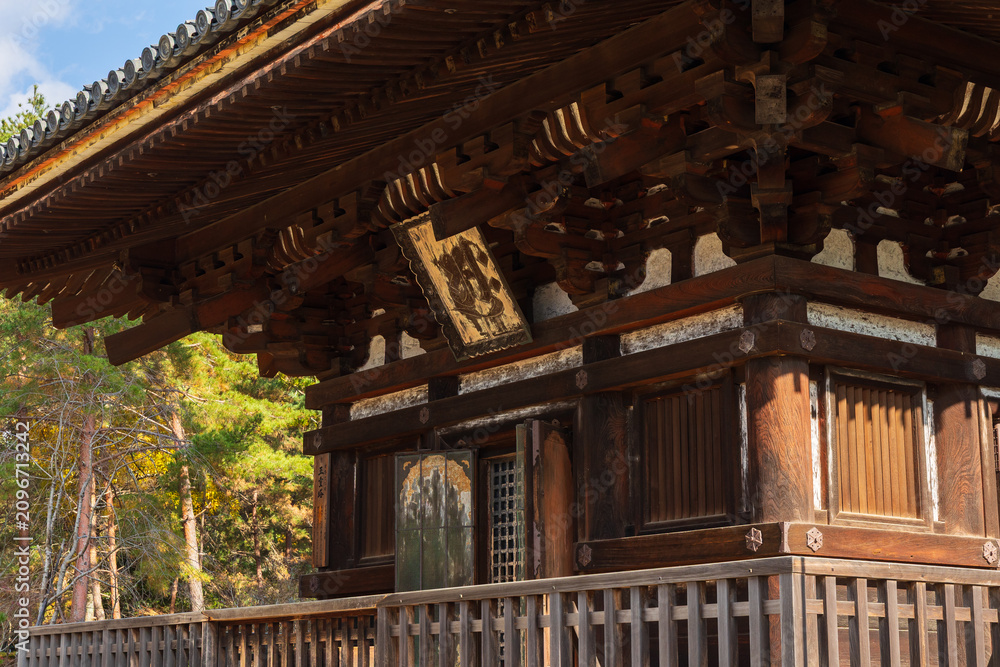 Fototapeta premium 日本の風景・秋 京都 世界遺産 紅葉の仁和寺 五重塔