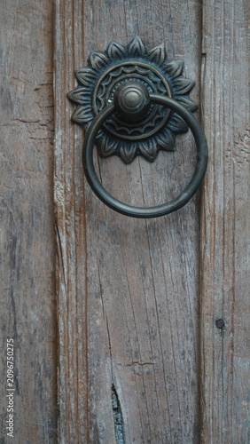 Obraz na plátně Antique Brass Sunflower Door Knocker on Old Wood with Copy Space