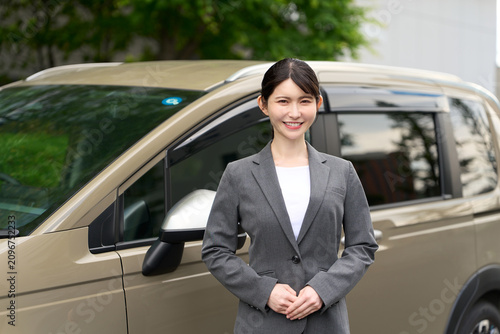 Cuadro en lienzo 車の販売をするアジア人ビジネスウーマン